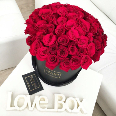 Букет в шляпной коробке с красными розами MAXI