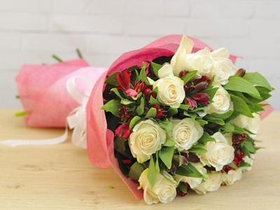 15 роз с альстромерией