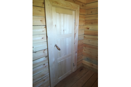 В мойке установлена межкомнатная деревянная дверь в парилку