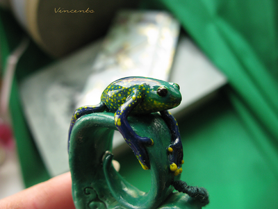 Тропическая лягушка. Необычный кулон - подвеска в виде лягушки (кулон-лягушка) из полимерной глины
