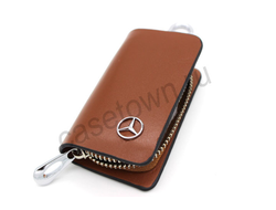 Ключница с эмблемой Мерседеса коричневого цвета подойдёт для любой модели авто