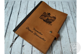 Кожаный ежедневник с гравировкой рисунка и именной надписи