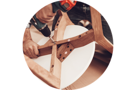 Мастер выполняет ремонт мебели на дому