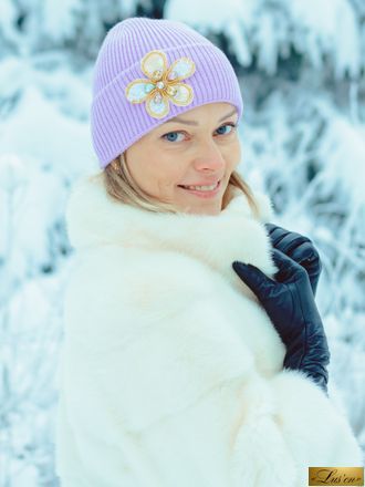Шапка с вышивкой бисером и пайетками сиреневая