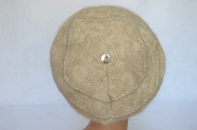 Зимний теплый вязаный берет бежевого цвета Визио Италия фото