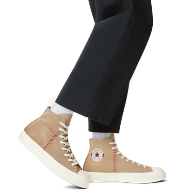 С чем носить кеды конверсы бежевые высокие Чак Тайлор 70 модель 172667C