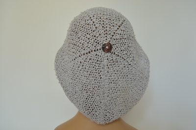 Вязаный летний серый берет с бисером