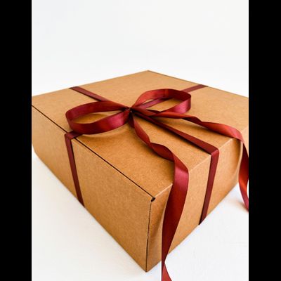 Большая подарочная коробка GILEV 37х37х14см с наполнителем и коричневой лентой