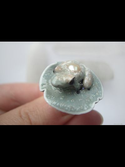 Коллекционное кольцо с лягушкой и жемчужиной "Капель в туманном саду"