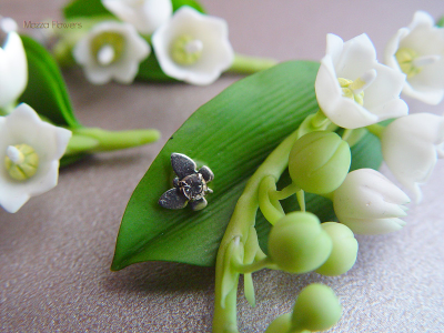 Брошь "Белые ландыши с бабочкой".