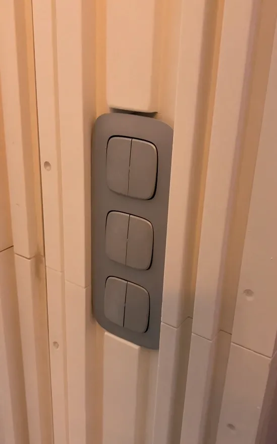 Все хорошо встало. Встало строго между двумя гипсовыми ламелями. Удача?...Вовсе нет. Здесь заранее вымерялось место расположения выключателей и укладка панелей производилась таким образом, чтобы выключатели попали на нужное нам место в панелях.