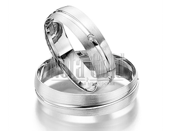 Классические обручальные кольца из белого золота с ассиметричной дорожкой с бриллиантом в женском ко