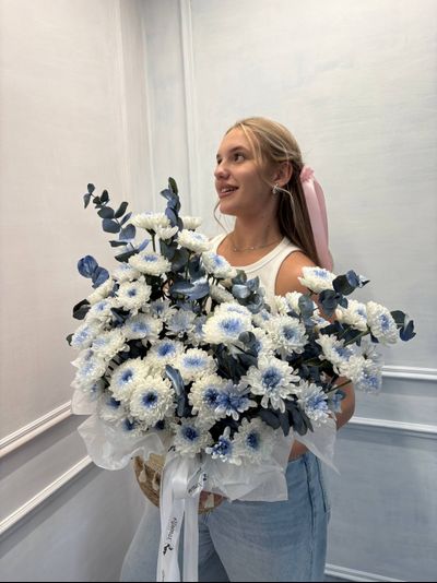 КОРЗИНА С КУСТОВОЙ ХРИЗАНТЕМОЙ И ЭВКАЛИПТОМ