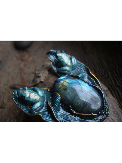 "Хранители озера Сбывающихся Грёз", коллекционная брошь с лабрадоритом и лягушками