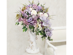 Дизайнерские Композиции из искусственных цветов на статуэтках ангелов - можно Купить в Москве и СПБ