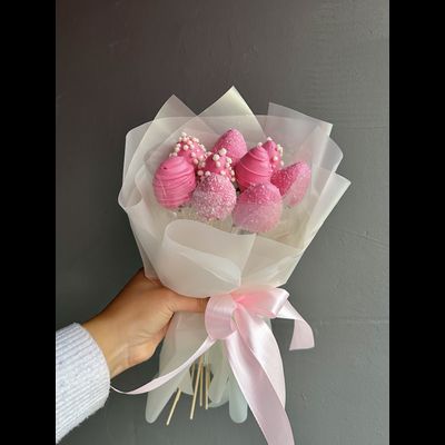 Комплимент с клубникой в шоколаде