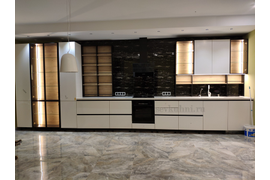 Кухня со столешницей из искусственного камня и профильной ручкой Gola