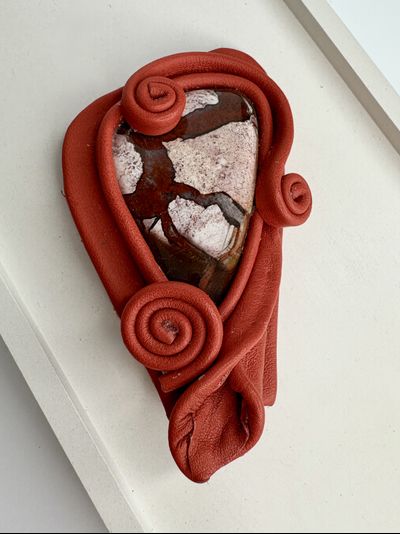 Броши из натуральных камней и кожи