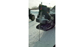 Поднимаем РМ Тайга Барс 850 для очистки подвески от снега цельным подъемником для снегохода.Вес около 420 кг.