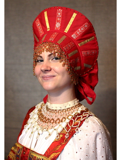 Кокошник праздничный для молодой девушки.