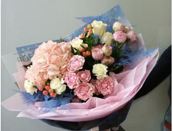Влюбленный(гортензия, кустовые розы розовые 5, гиперикум роз 3, гвоздика 3, аспарагус 3)