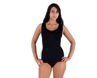 Корректирующая майка-бюстгальтер прекрасно облегает и корректирует фигуру без занятий спортом.