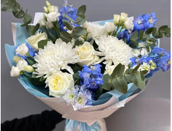 Букет с дельфиниумом и одноголовой хризантемой  "Озеро надежды"
