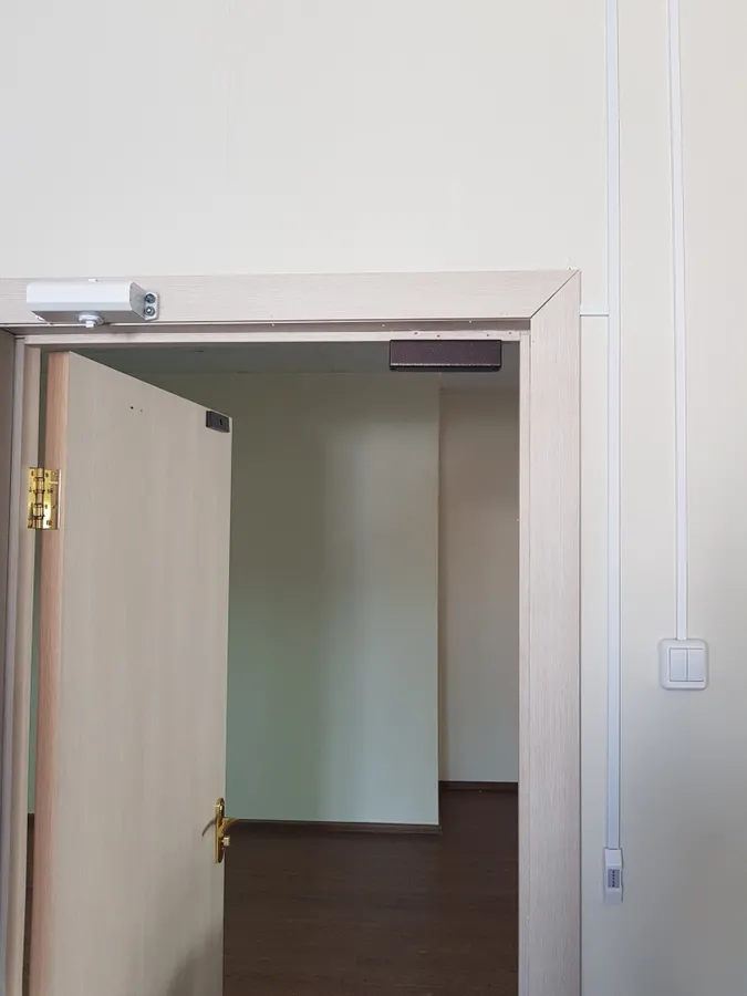 Кнопка выхода и монтаж доводчика.