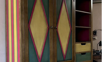 Шкаф универсальный дизайнерский, в яркой отделке.