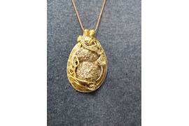 Пирит - "Солнце в ладонях" - самый популярный амулет, который дарит своему владельцу активное долголетие и достаток.