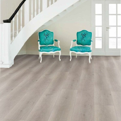 Ламинат Wineo Дуб Премиум Серый LA168LV4 в интерьере гостиной