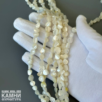Перламутр белый с ярким сиянием фри-форм средние пластины 7,2-8 мм, цена за нить 19 см