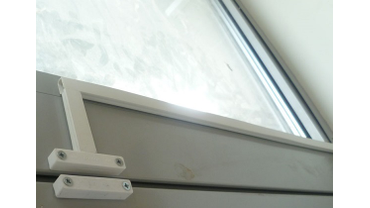 Установленно: 16 столбов, 16 датчиков движения на опоры, 25 датчиков открытия, 8 датчиков разбития стекла, прокинуто 1350 метров кабеля. 