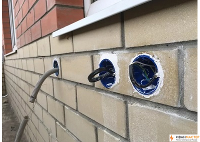 Установка подрозетника в кирпичной стене загородного дома Москва и Подмосковье ИВАНМАСТЕР