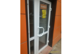 Пластиковая входная дверь. 