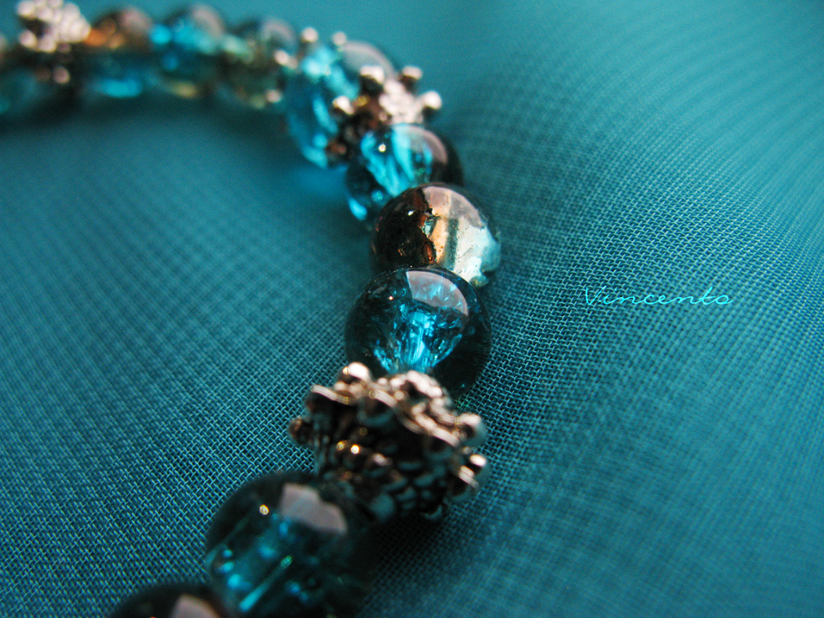 Необычный браслет в морском стиле с бусинами кракле и рыбкой