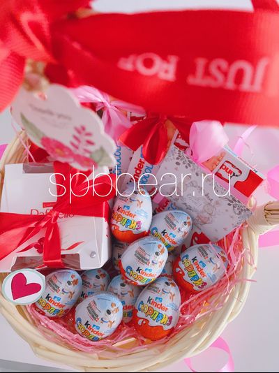 Подарочная корзина Киндер сюрприз и Рафаэлло