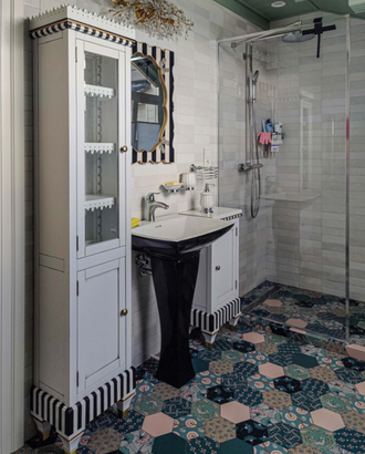 Шкаф - пенал в стиле МакКензи.