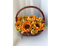 Корзина с зефирными подсолнухами