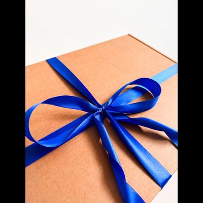 2 штуки - Подарочная коробка GILEV 44x32x15см с синей лентой и наполнителем крафт