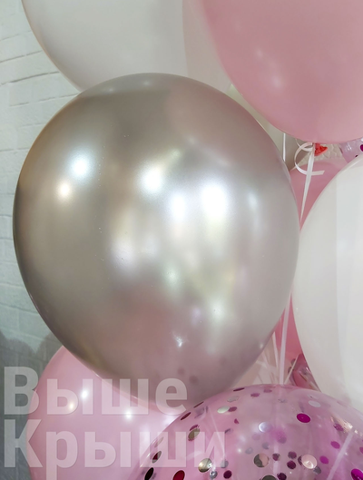 Серебристый круглый шар надутый гелием