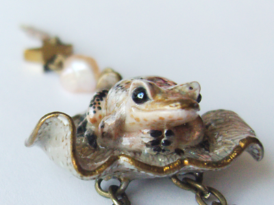 "Поймавшая звезду". Бохо-подвеска с лягушкой, барочным жемчугом и гематитовой звёздочкой