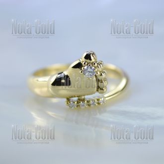 Кольцо с детской ножкой из жёлтого золота 585 пробы глянцевое с пятью фианитами