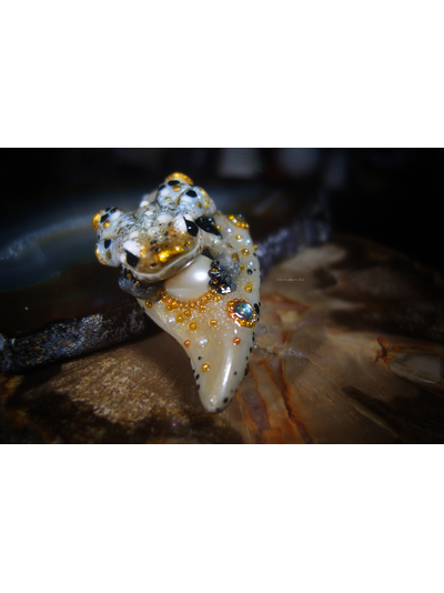 Мини-брошь с жемчугом и крылатой лягушкой &quot;Царская бабочка, Дивная Зоренька&quot;