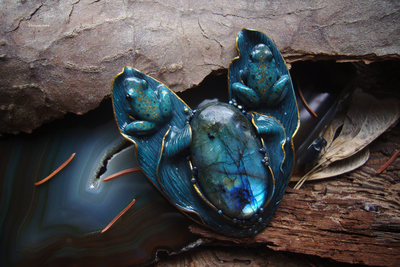 "Хранители озера Сбывающихся Грёз", коллекционная брошь с лабрадоритом и лягушками