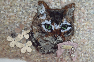 Украшения кошка на вязаном берете Vizio италия фото