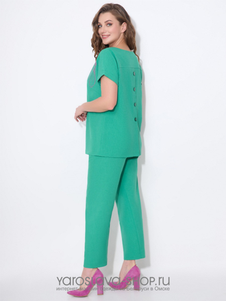 Летний комплект:  брюки и блуза зеленого цвета из льна