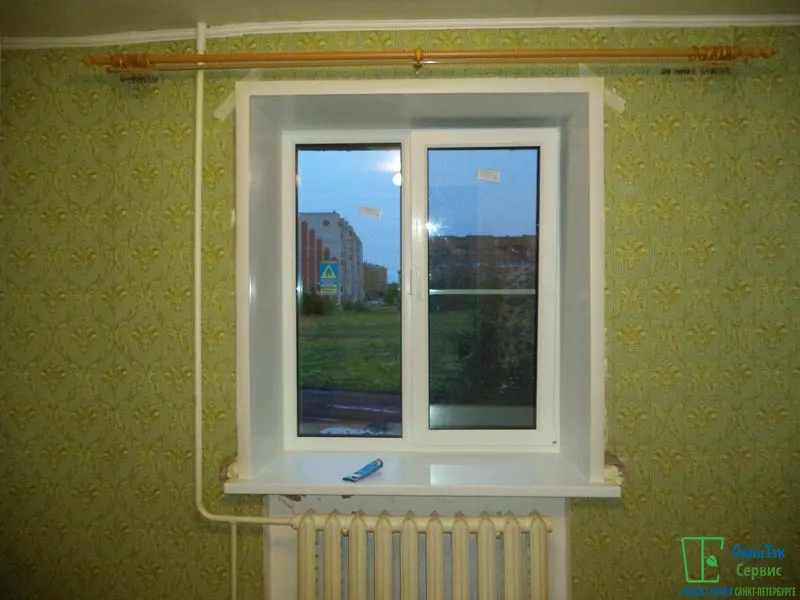 Двухстворчатое окно в кирпичное доме