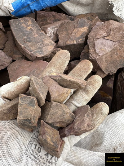 бордовый щебень яшма сургучная