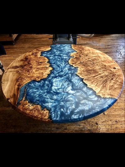 круглый стол из спила с рекой